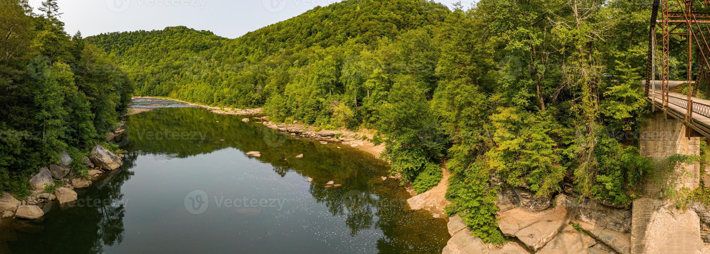 vista drone del fiume cheat dal ponte di jenkinsburg vicino a morgantown foto
