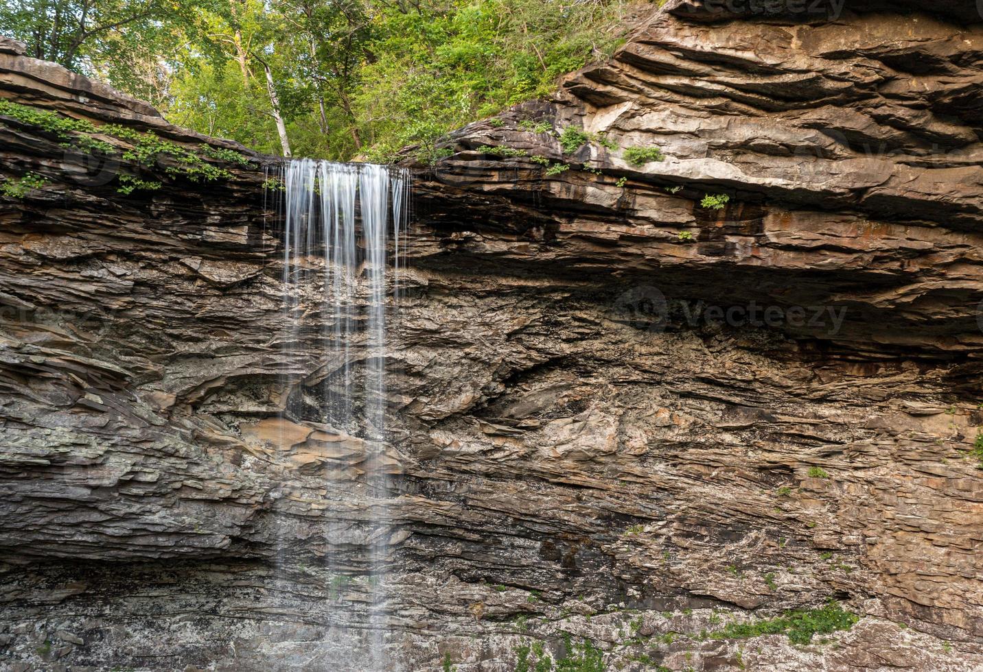 cascata all'ozono cade nel tennessee che mostra il labbro della gola foto