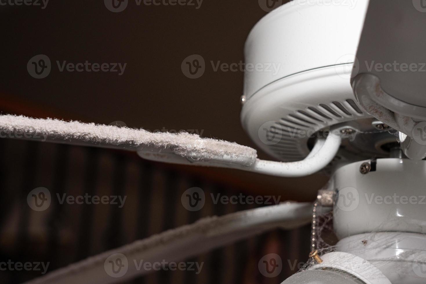 polvere raccolta lungo il bordo anteriore della pala del ventilatore a soffitto foto