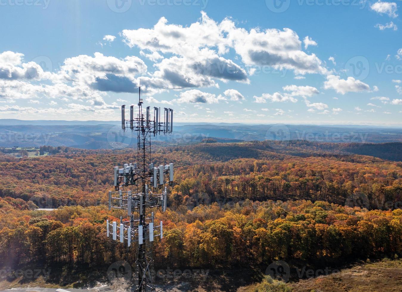 telefono cellulare o torre di servizio mobile nell'area boschiva della Virginia occidentale che fornisce servizi a banda larga foto