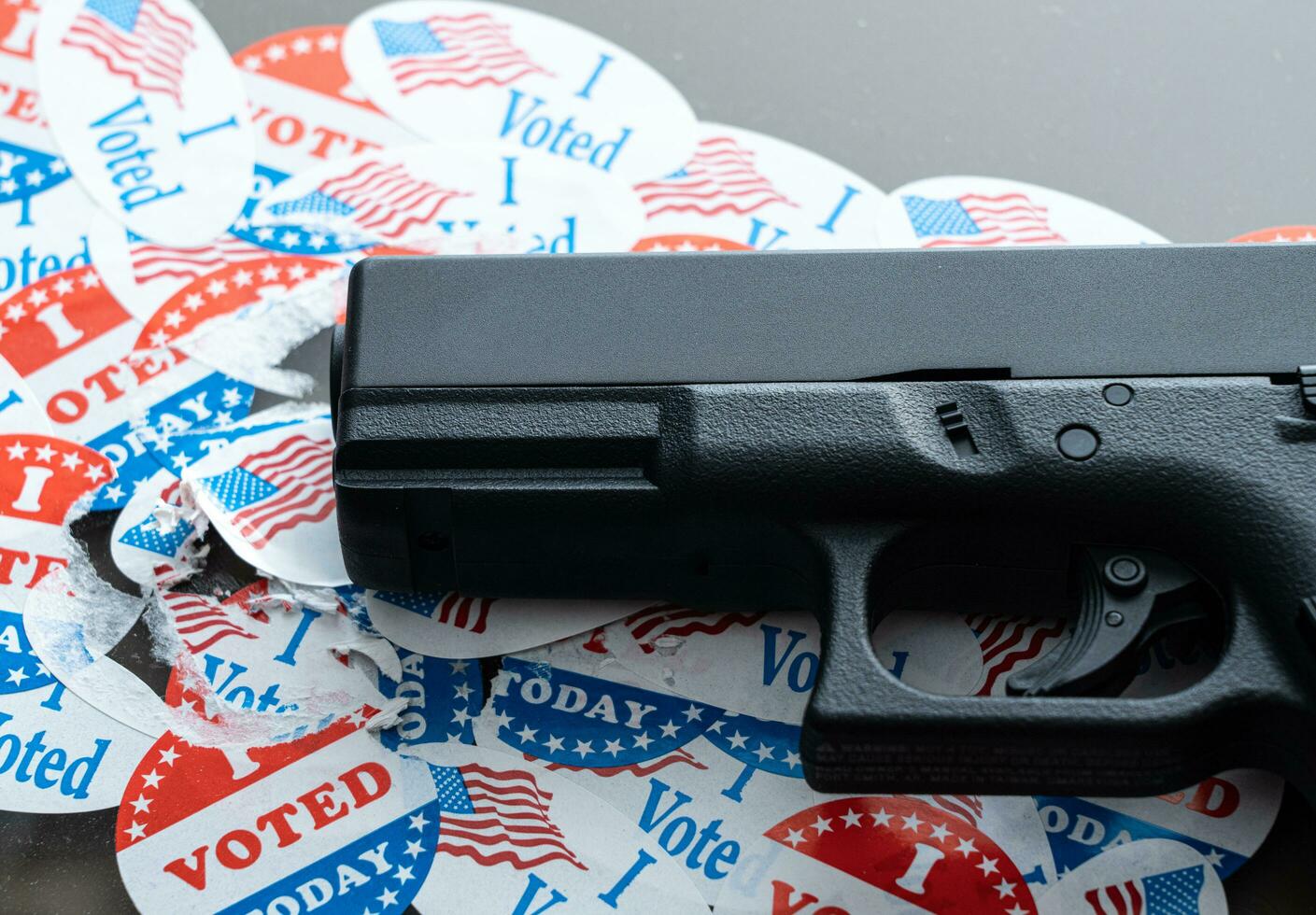 molti pulsanti della campagna elettorale strappati con la pistola come concetto per la soppressione degli elettori foto