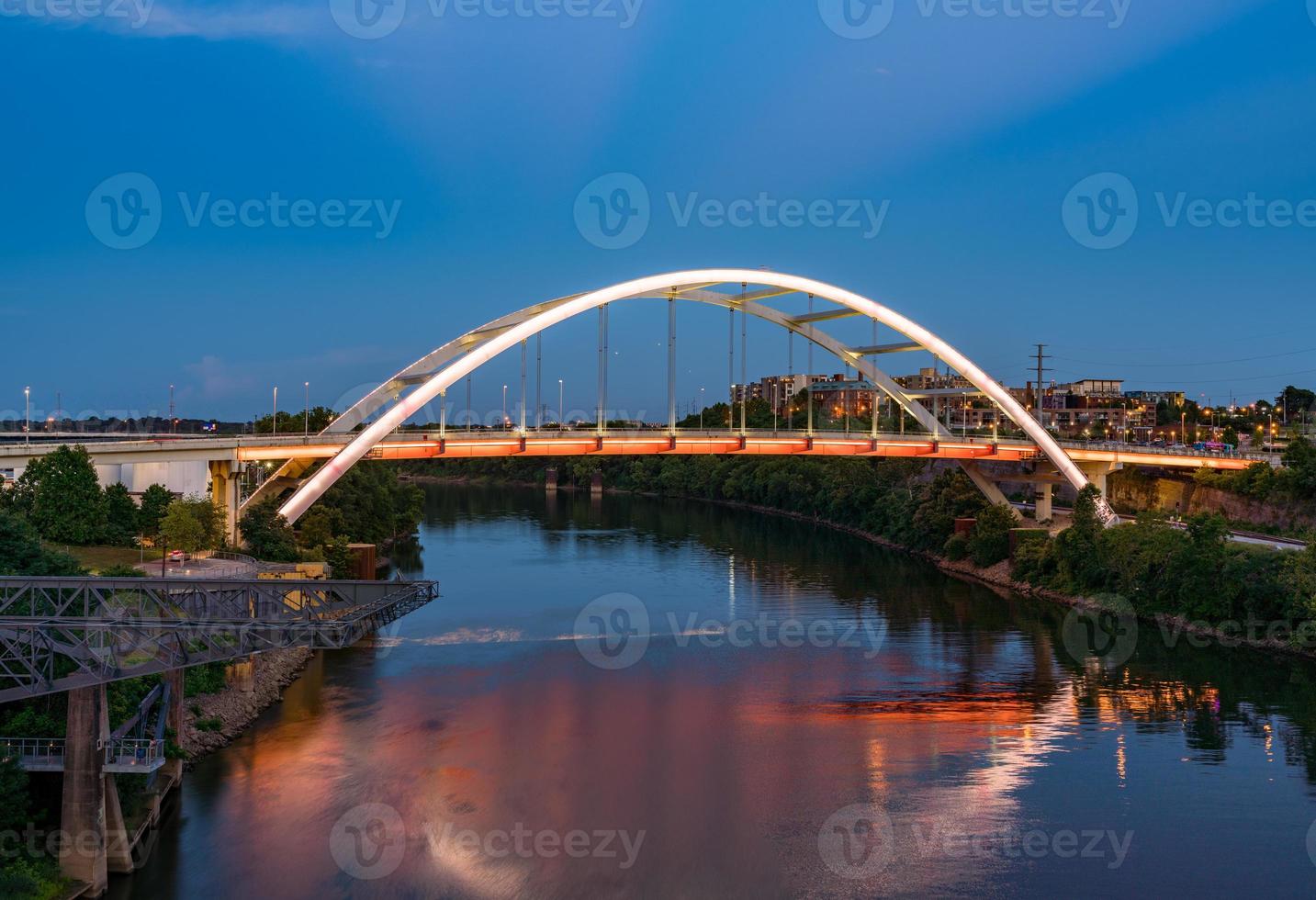 ponte dei veterani coreani che attraversa il fiume cumberland al tramonto a nashville foto