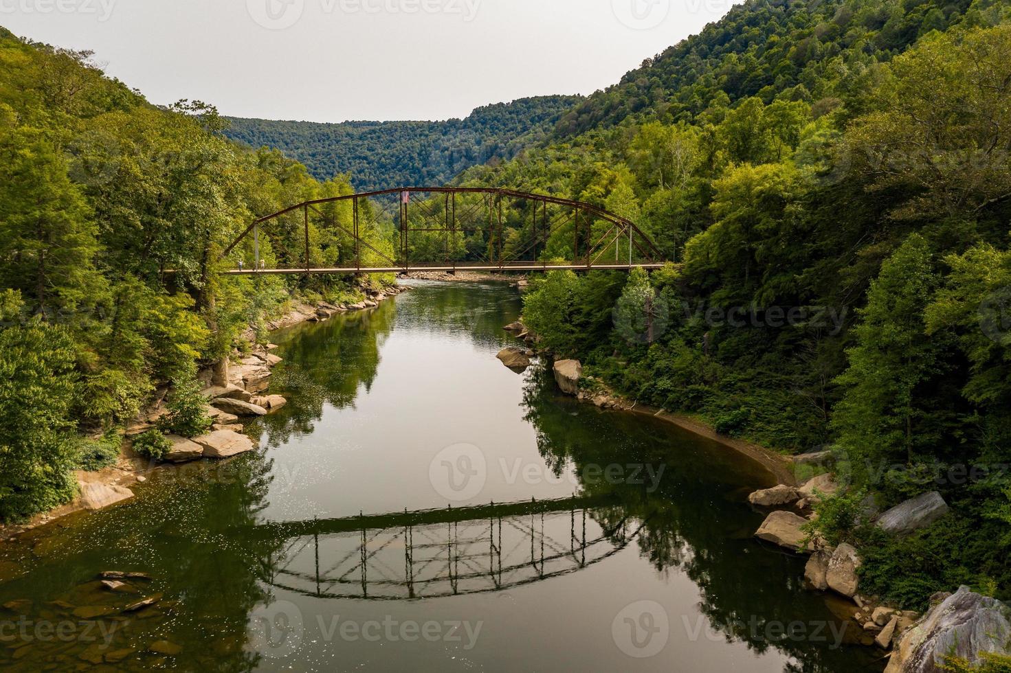 vista drone del ponte di jenkinsburg sul fiume cheat foto