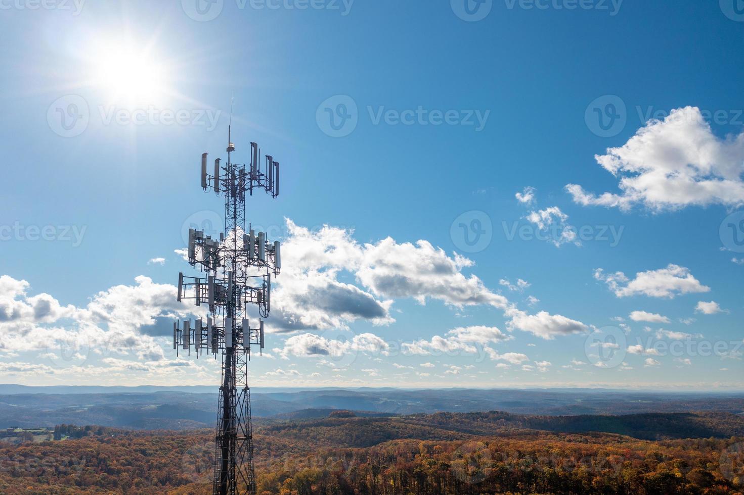 telefono cellulare o torre di servizio mobile nell'area boschiva della Virginia occidentale che fornisce servizi a banda larga foto