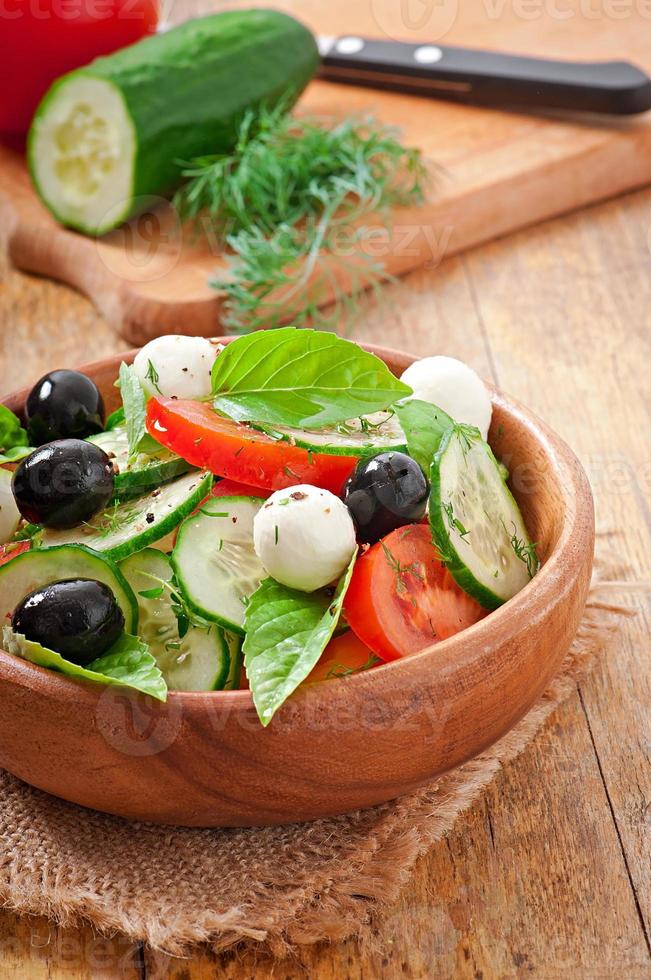 insalata greca di verdure fresche, da vicino foto