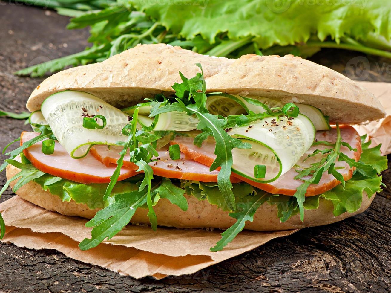 utile panino con prosciutto ed erbe aromatiche foto