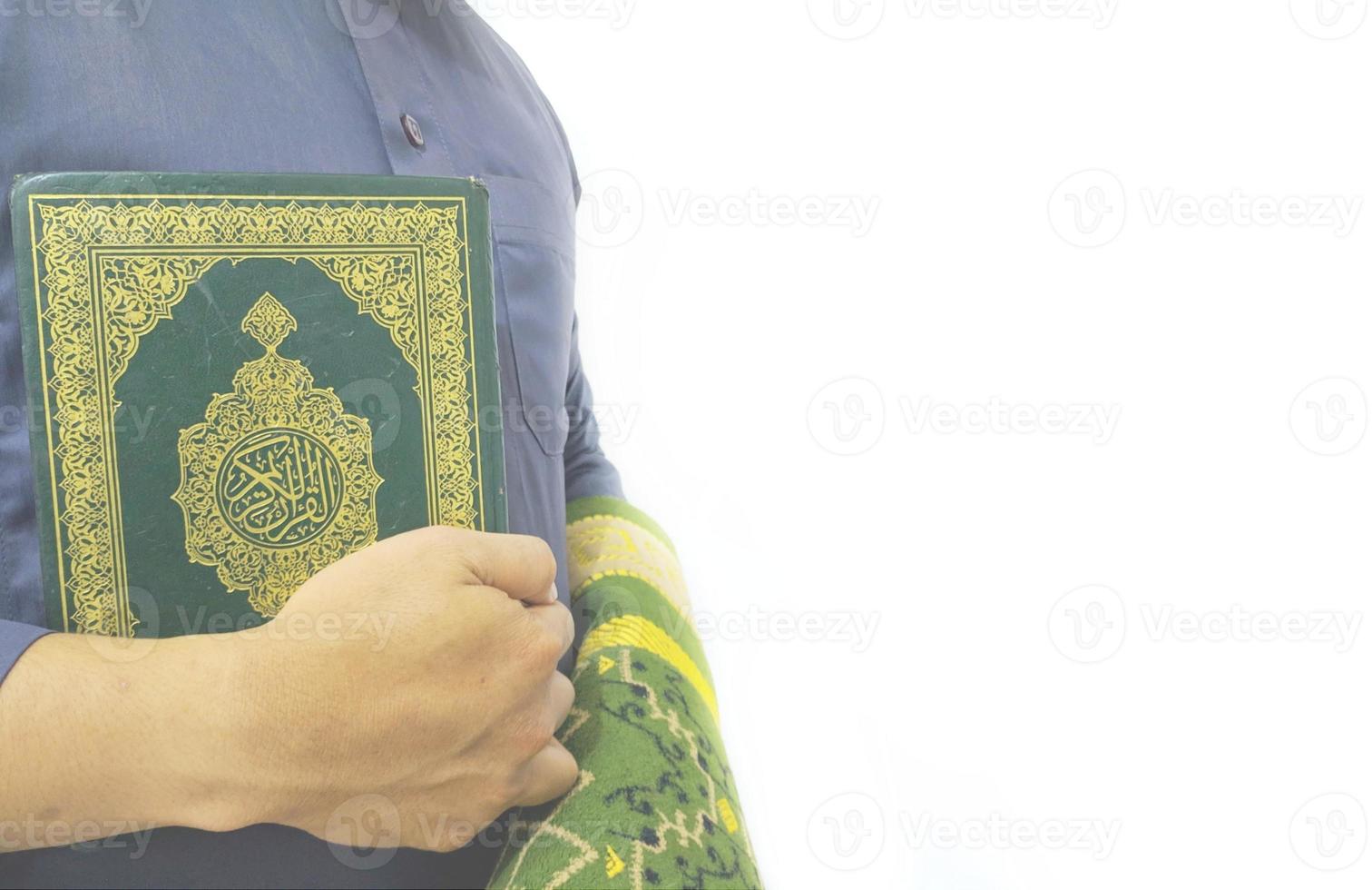 uomo che tiene e legge il Corano. sfondo islamico foto