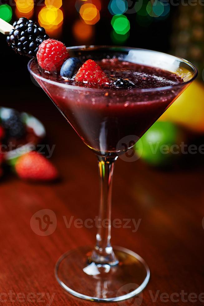 bicchiere di gustoso cocktail tropicale con frutti di bosco o limonata. foto