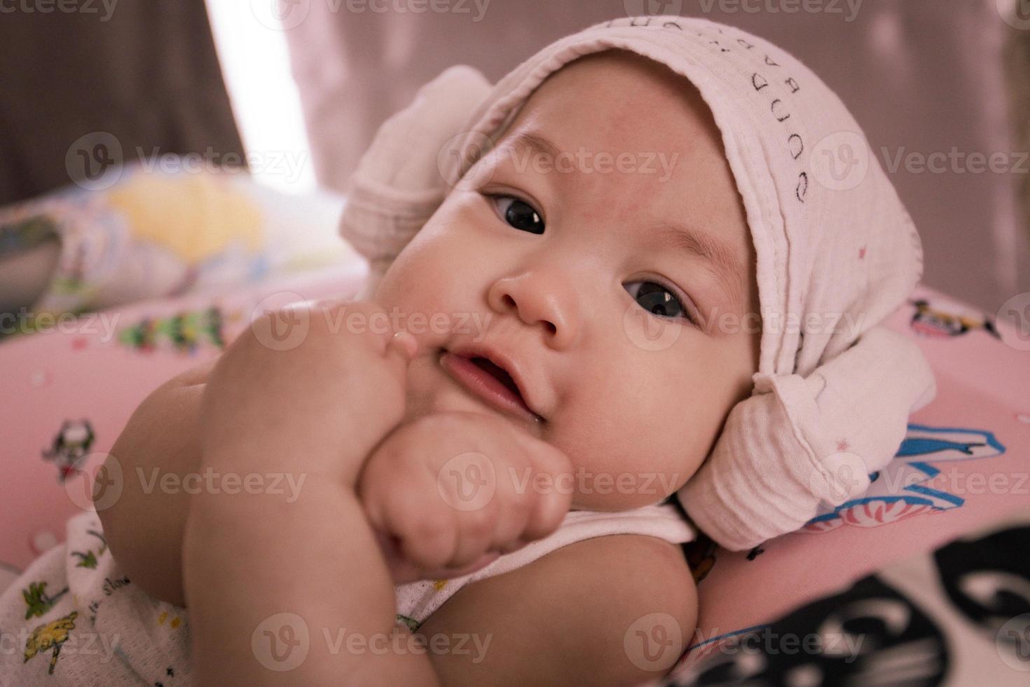 un bambino asiatico prova felicità. foto