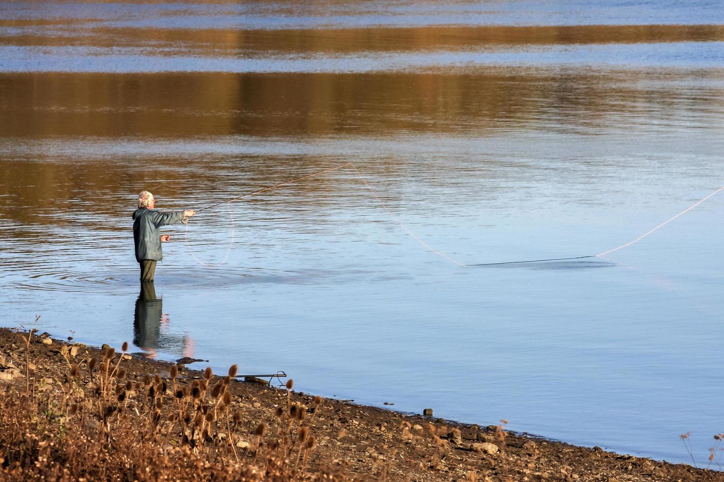 Berwick vicino a Polegate, East Sussex, Regno Unito, 2007. Pesca a mosca sul serbatoio di Arlington foto