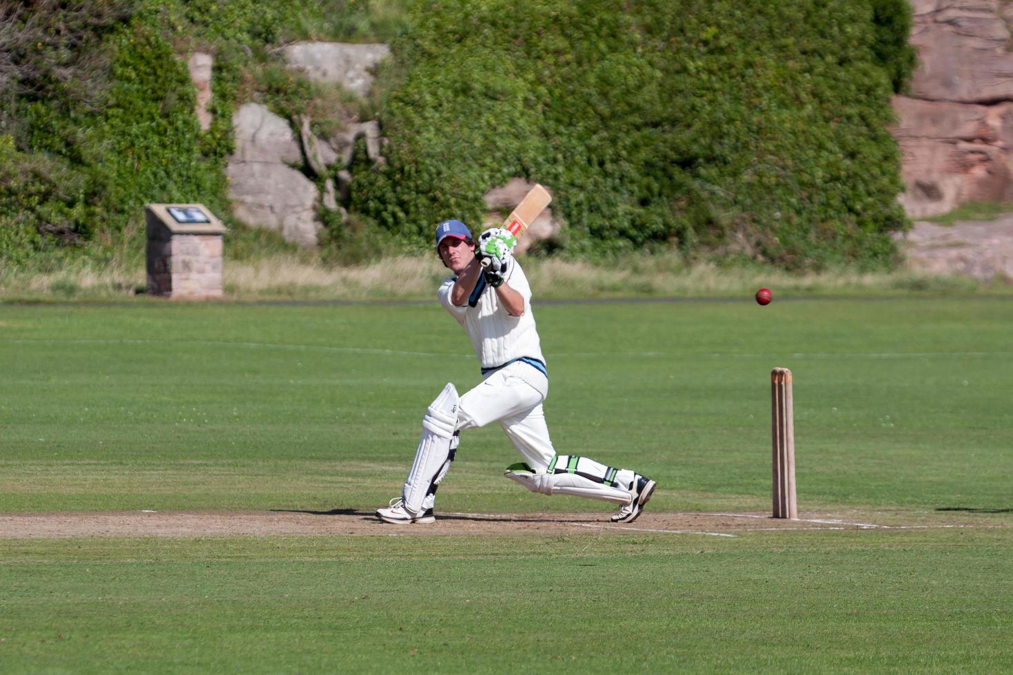 bamburgh, Northumberland, Regno Unito, 2010. giocando a cricket sul green foto
