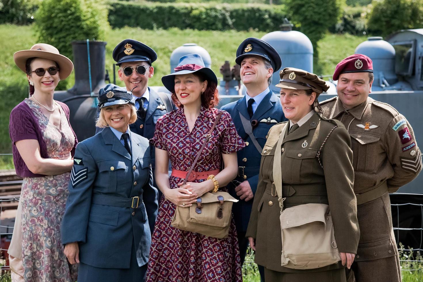 Horsted Keynes, West Sussex, Regno Unito, 2011. amici riuniti in stile anni '40 foto