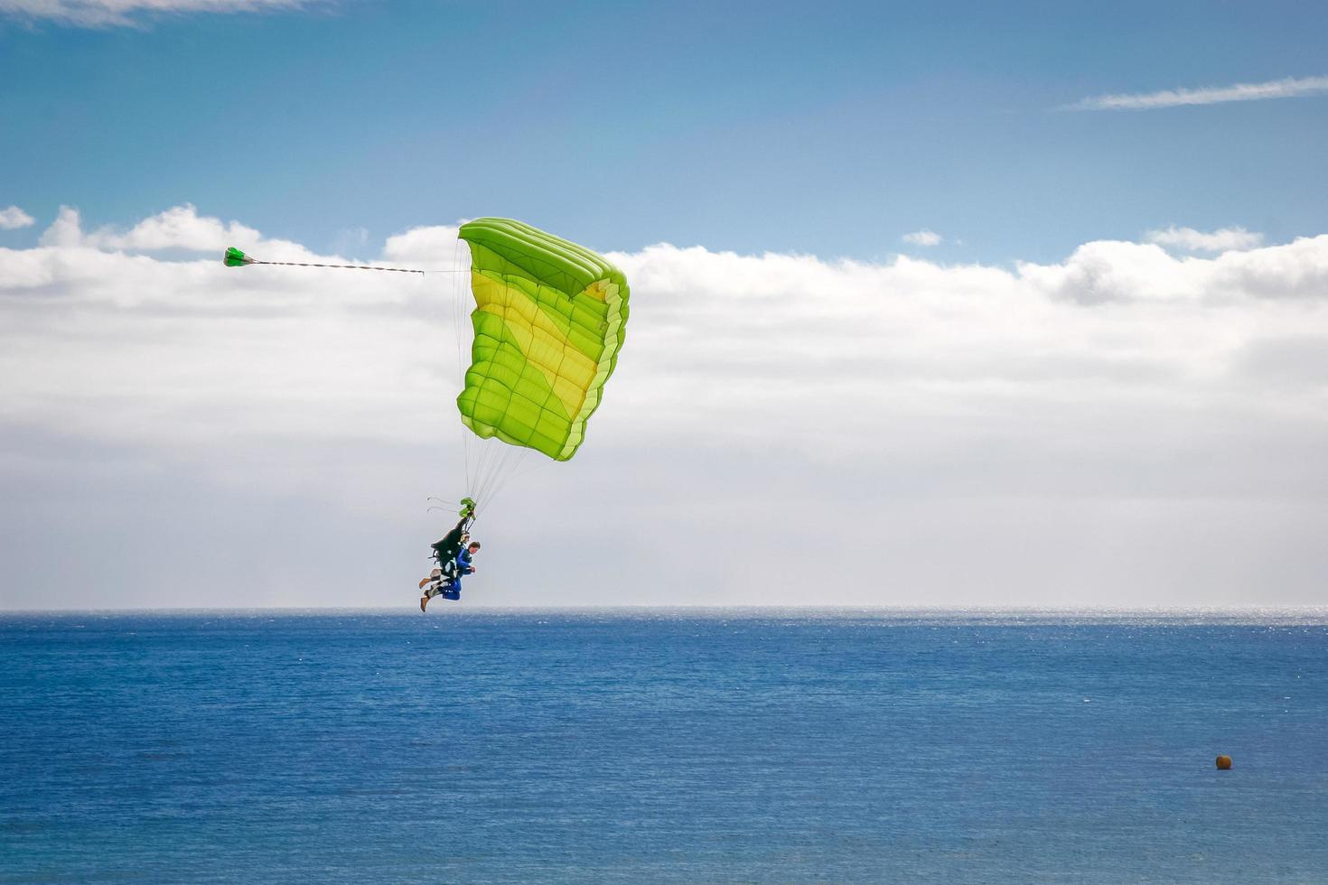 playa del ingles, gran canaria, spagna, 2007. coppia in parapendio sull'oceano atlantico foto