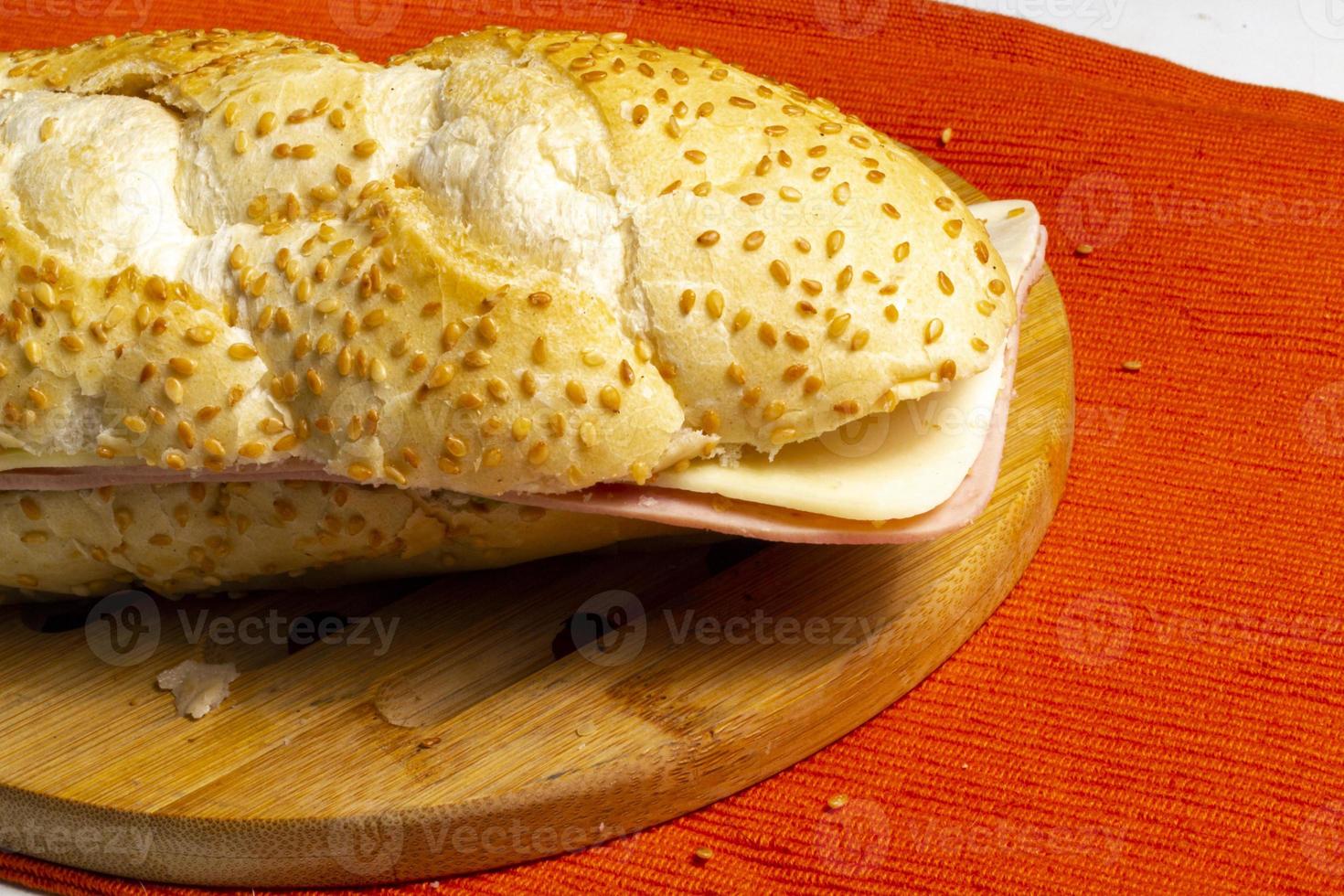 panino naturale su un piatto di legno. messa a fuoco selettiva. foto
