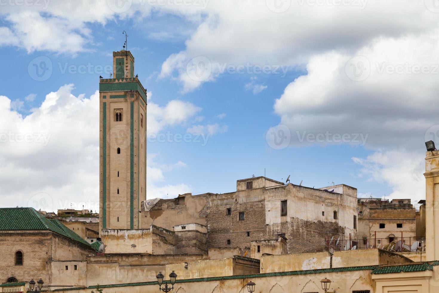 minareto della moschea r'cif sopra la medina di fez foto