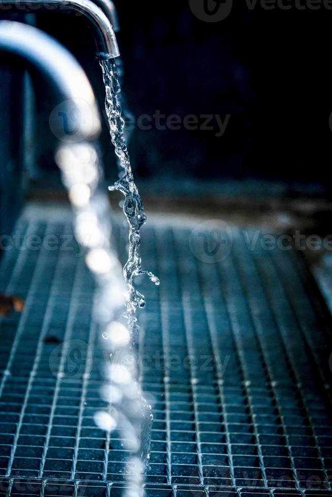 l'elevata velocità dell'otturatore congela l'acqua nel parco per produrre questa interessante immagine astratta foto