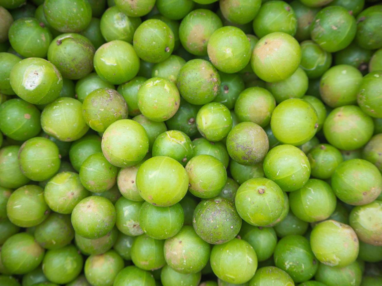 mucchio di phyllanthus emblica frutta in vendita sul mercato foto