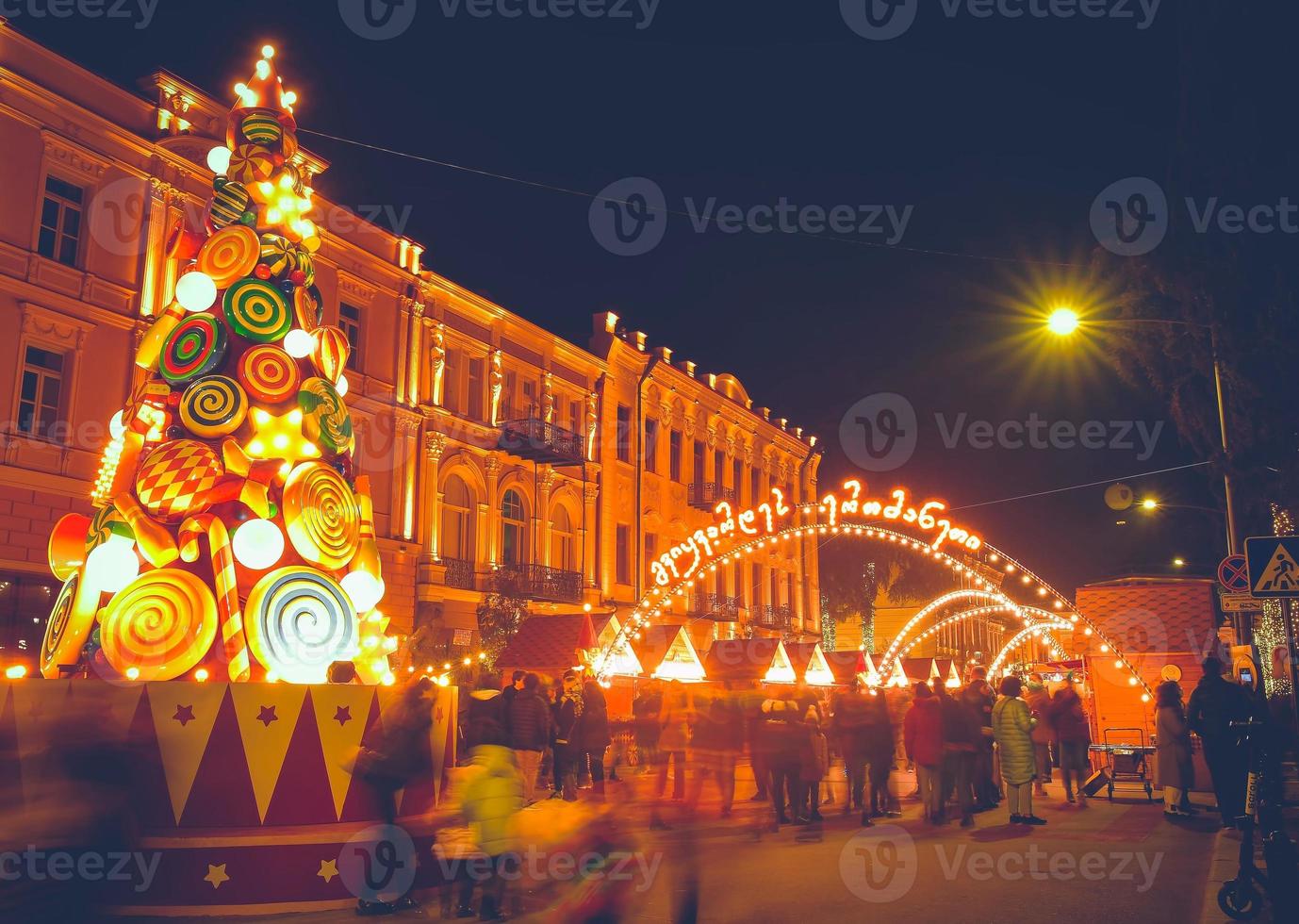 street view folle di persone con bambini sul mercatino di natale il giorno di natale. spirito di feste e feste cittadine foto