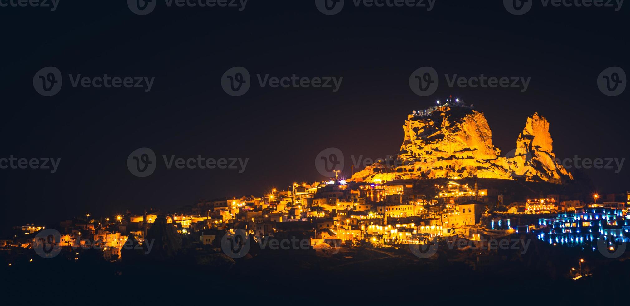 paesaggio panoramico del castello di uchisar di notte in cappadocia, anatolia centrale, turchia, asia. porzione di banner panoramica foto