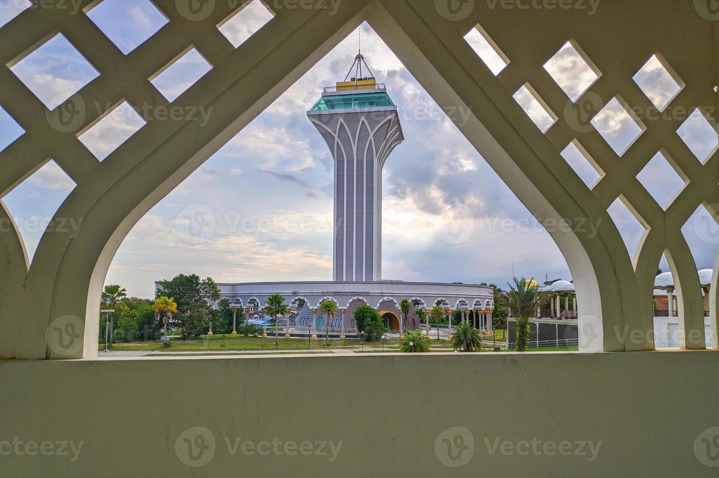 bella foto del minareto della moschea di balipapan del centro islamico in indonesia