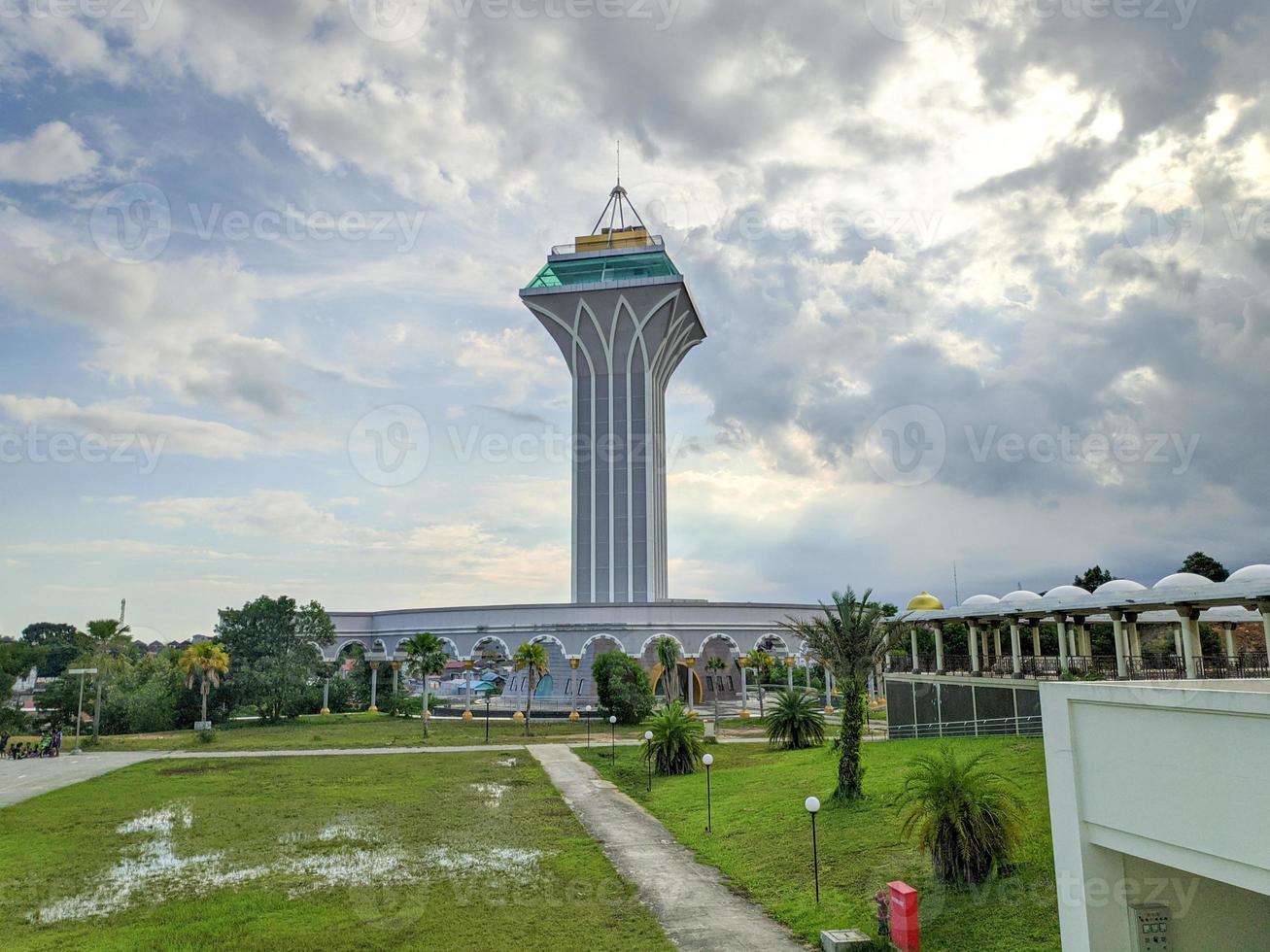 foto del paesaggio e del minareto del centro islamico di balikpapan, kalimantan