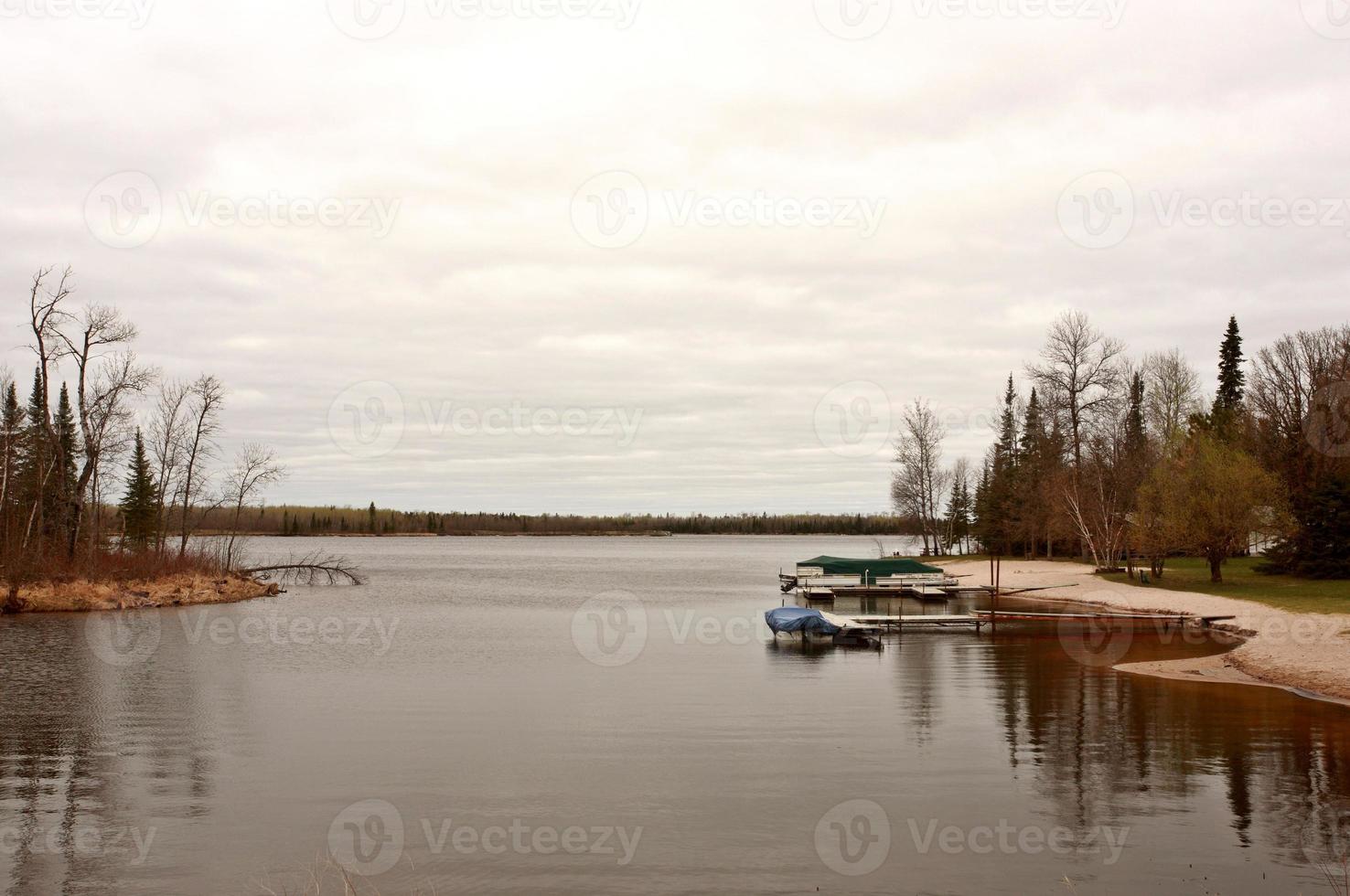 attracchi per barche sul lago Manitoba settentrionale foto