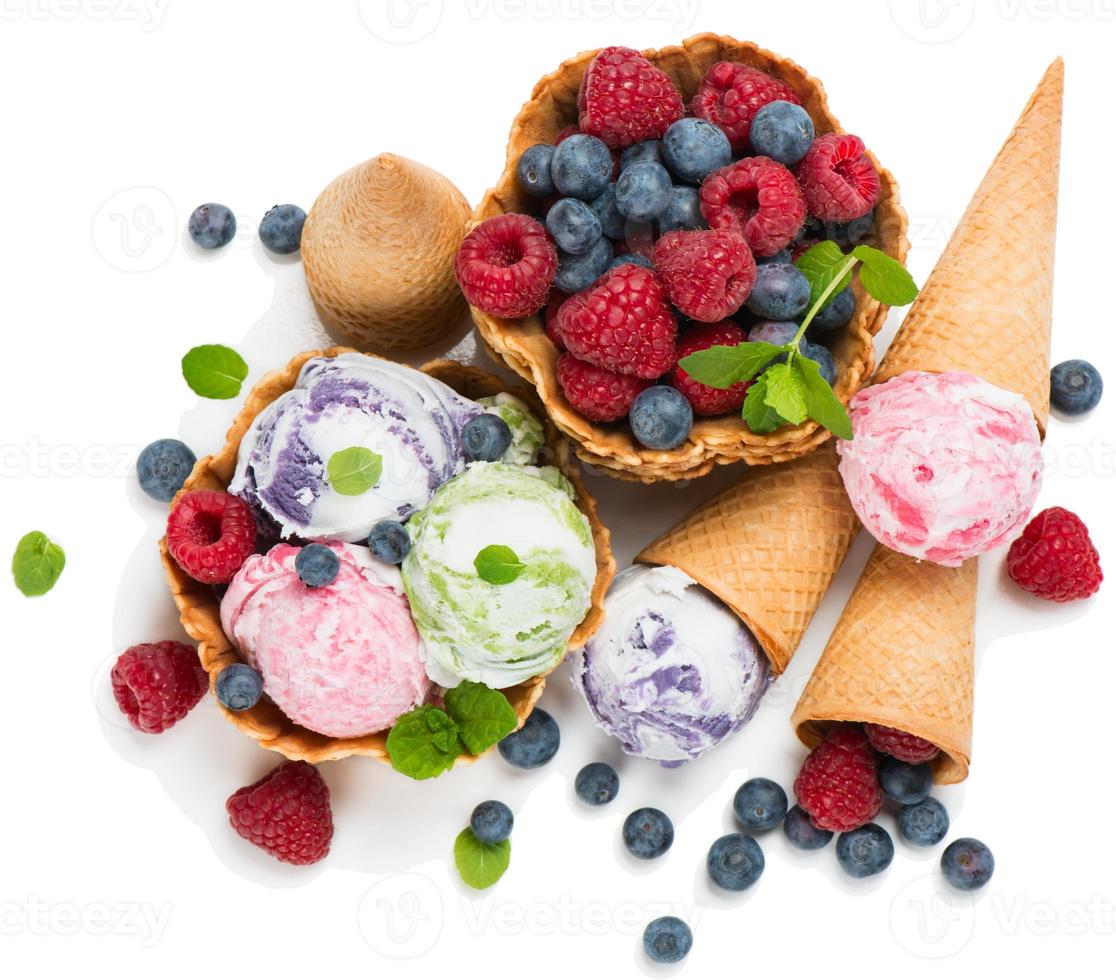 gelato e frutti di bosco in una cialda, vista dall'alto foto