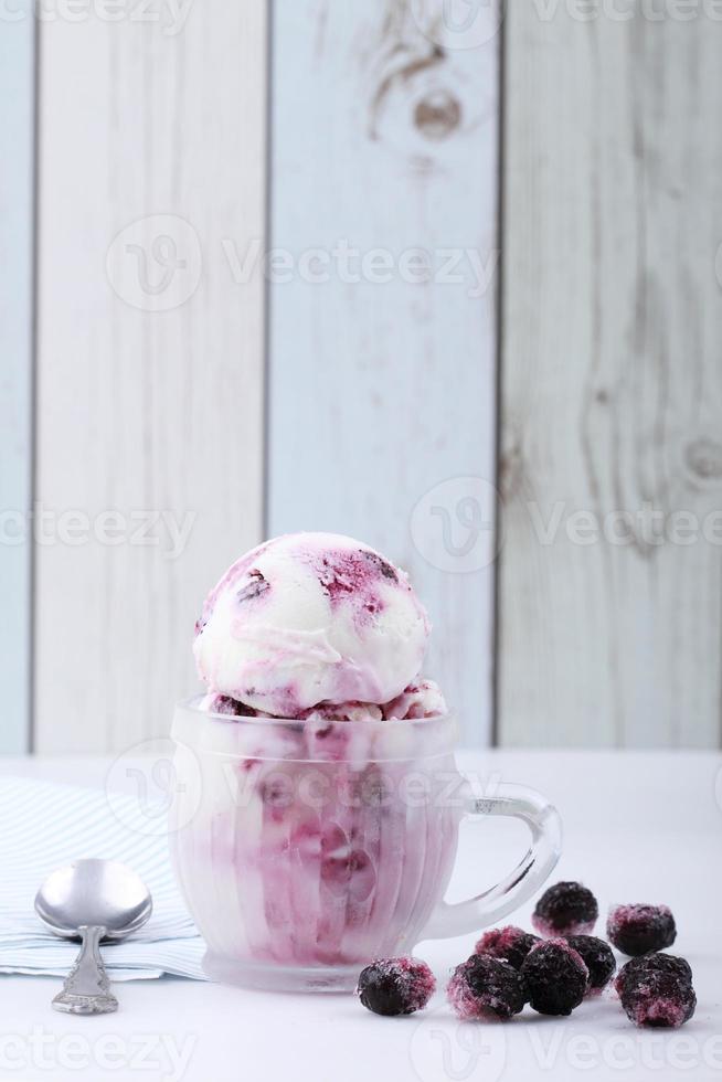 gelato allo yogurt di mirtilli foto