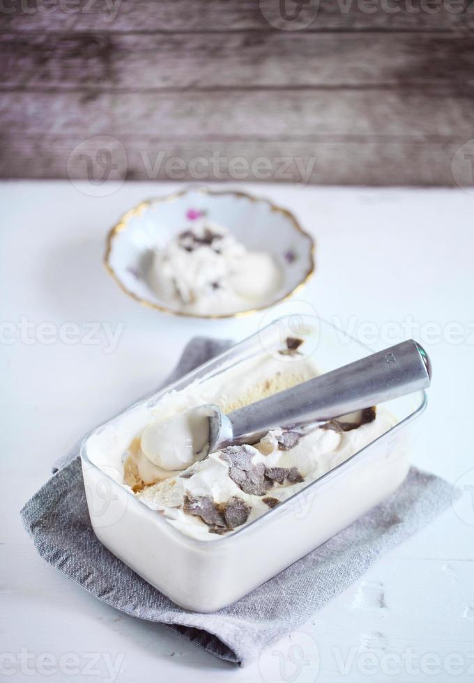 gelato al caramello con sale e tartufo nero grattugiato foto
