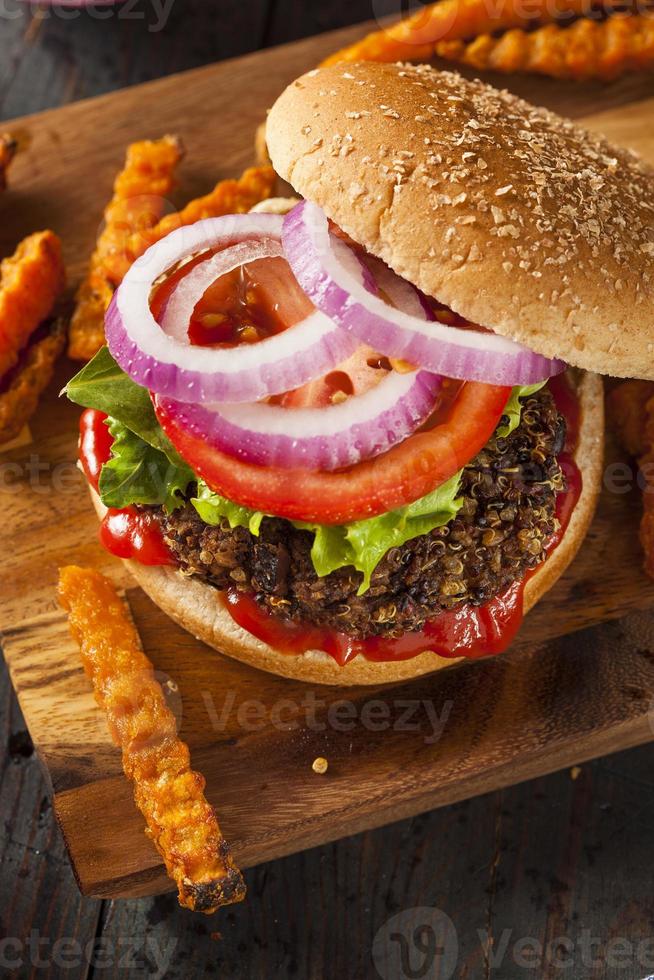 hamburger di quinoa vegetariano sano fatto in casa foto