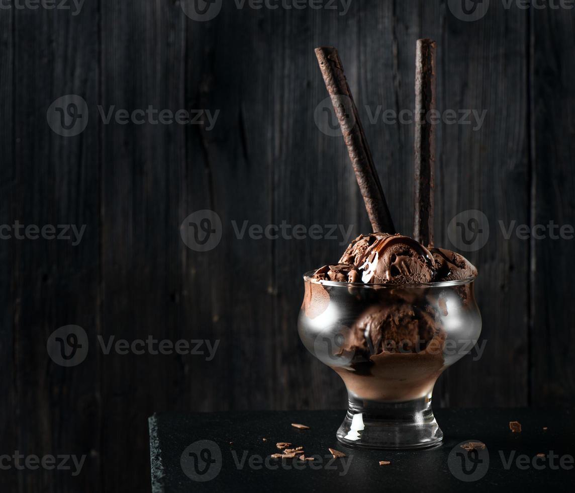 palline di gelato al cioccolato foto