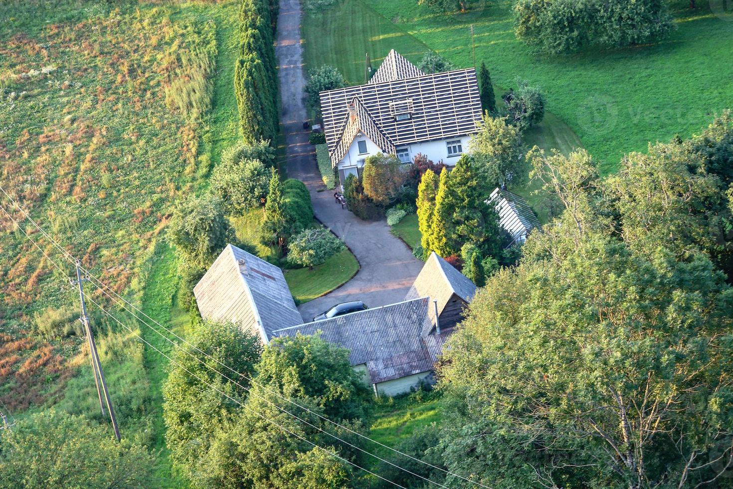vista dall'alto in basso su case e prato con alberi sito residenziale foto
