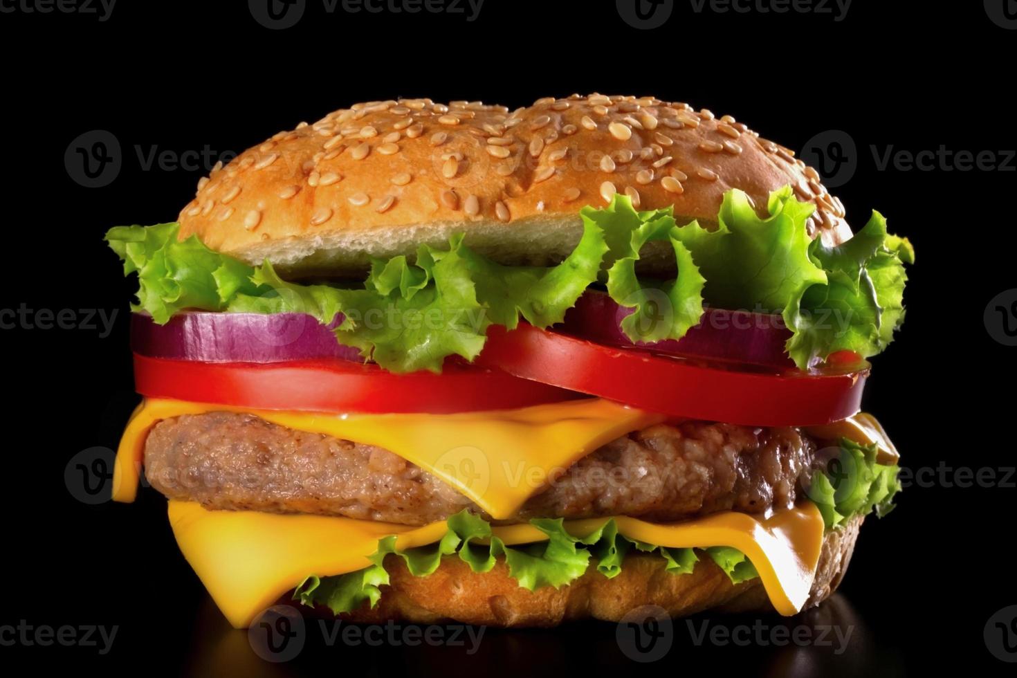 hamburger su sfondo nero foto