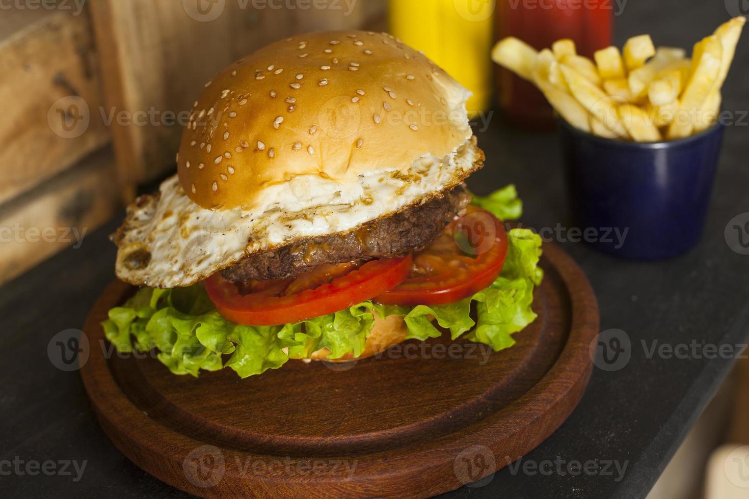 hamburger con patatine fritte sul tavolo di legno foto