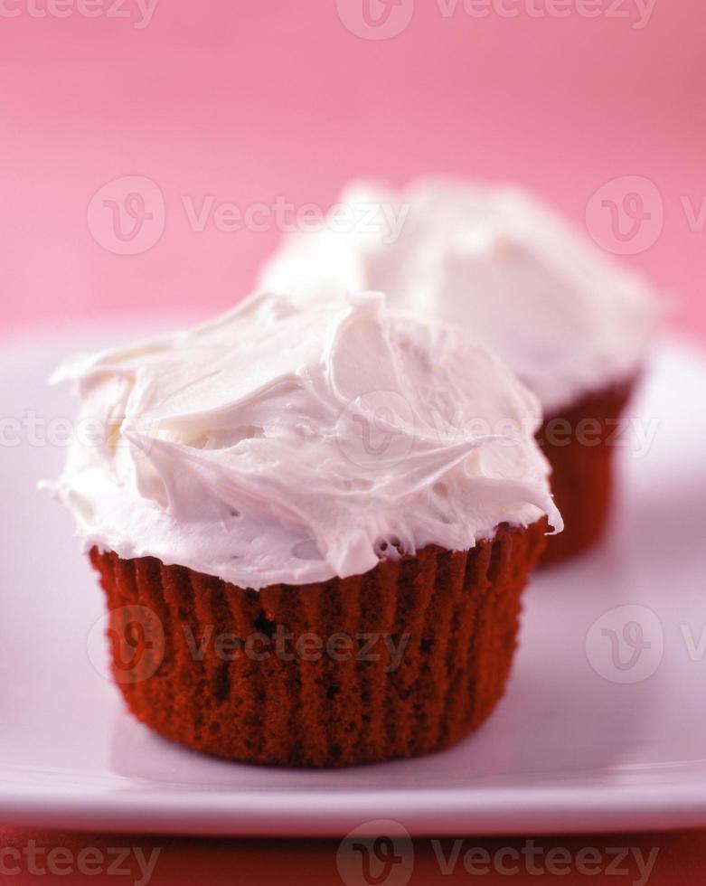 cupcakes di velluto rosso con glassa alla vaniglia foto