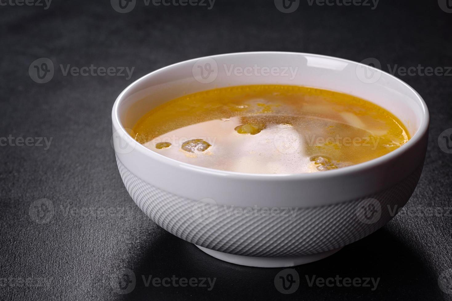 zuppa con polpette di tacchino, patate e verdure. messa a fuoco selettiva foto