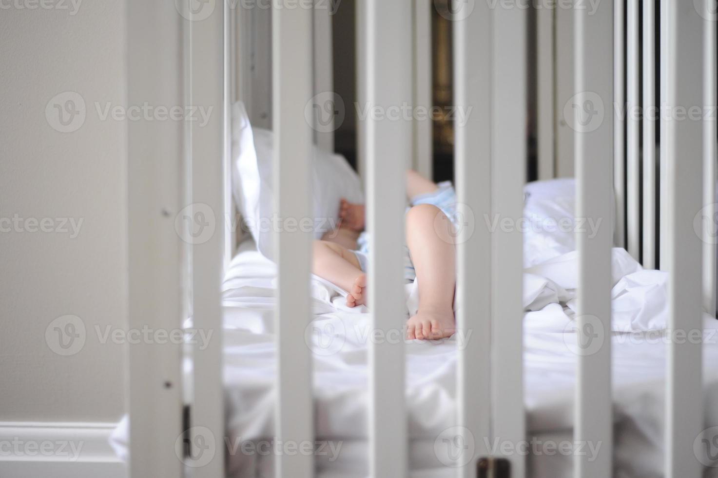 un bambino che dorme all'interno di una culla foto