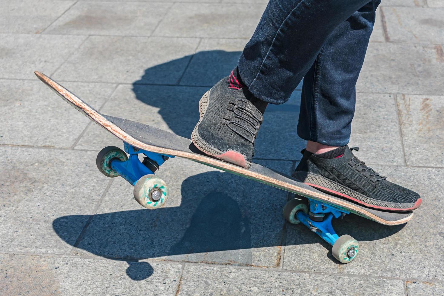 in sella a uno skateboard in una giornata estiva al parco giochi foto