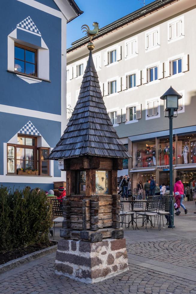 ortisei, val gardena, alto adige, italia, 2016. torre dell'orologio in miniatura foto