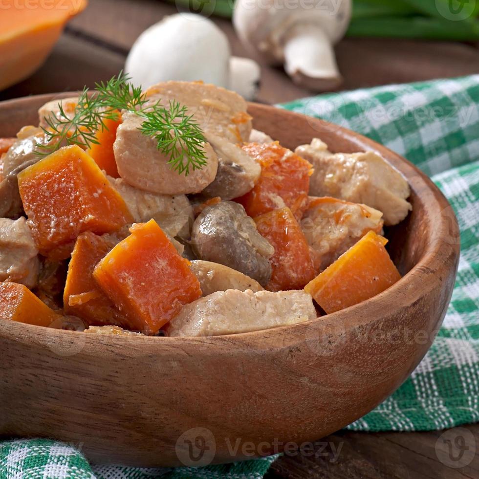 stufare il pollo con verdure e funghi in salsa di panna foto