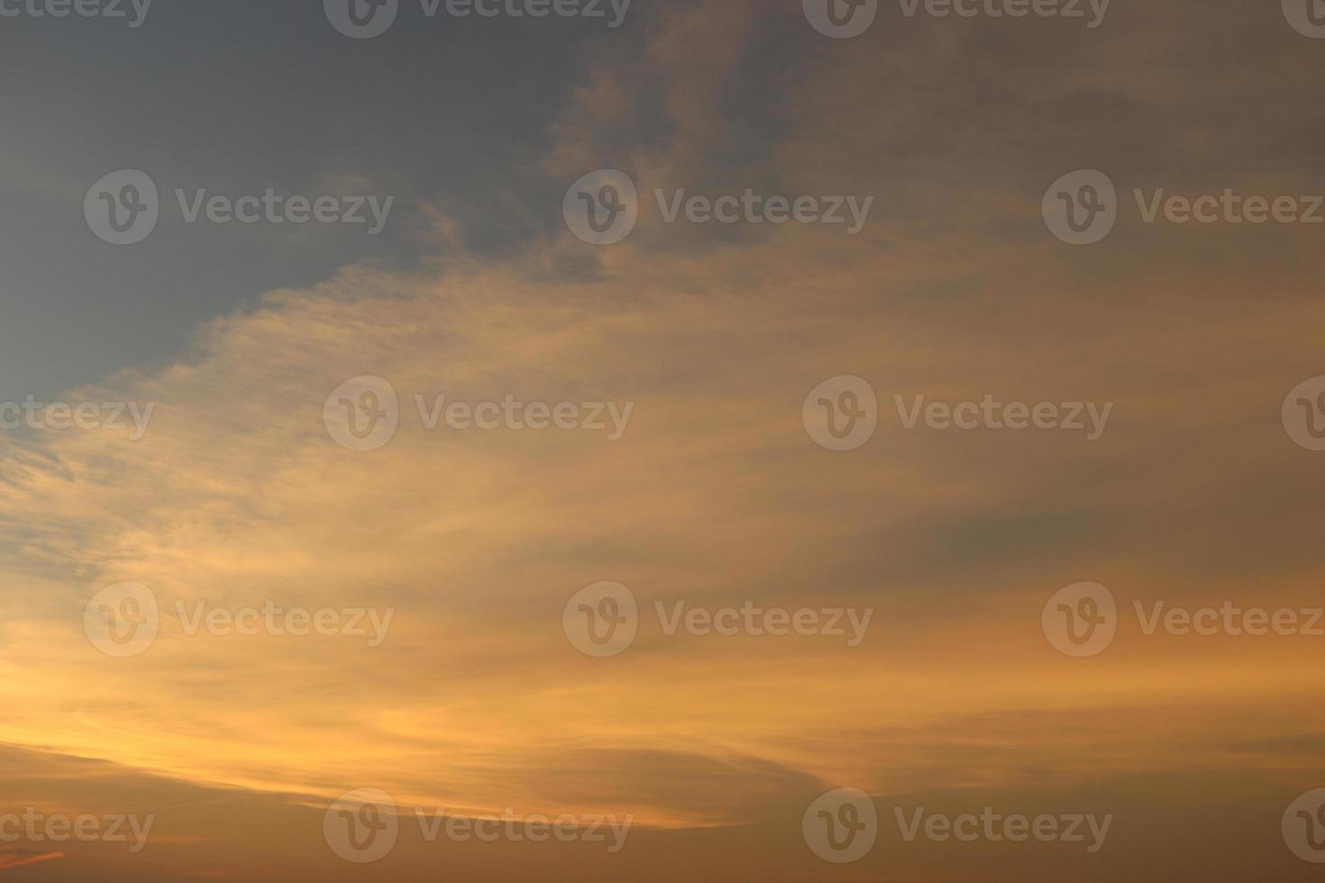sfondo del cielo serale, luce solare arancione su nuvole morbide. foto