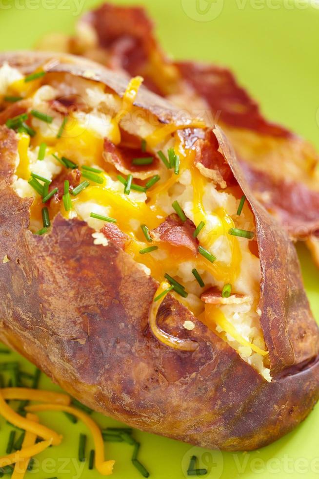 patate al forno con pancetta, formaggio ed erba cipollina foto