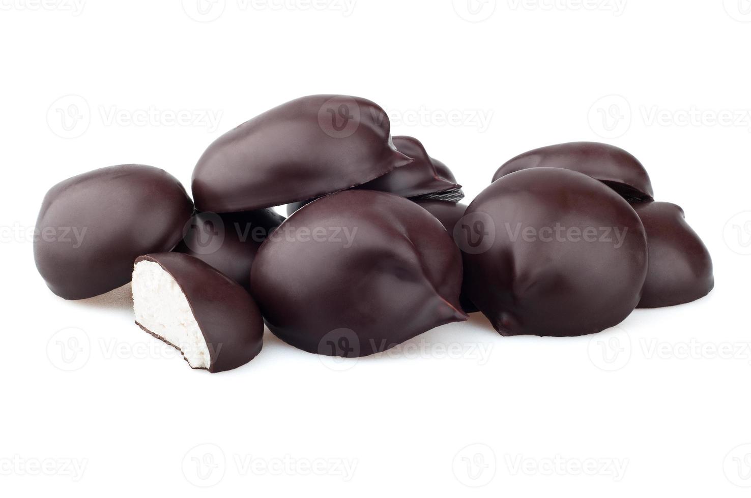 caramelle al cioccolato su uno sfondo bianco foto