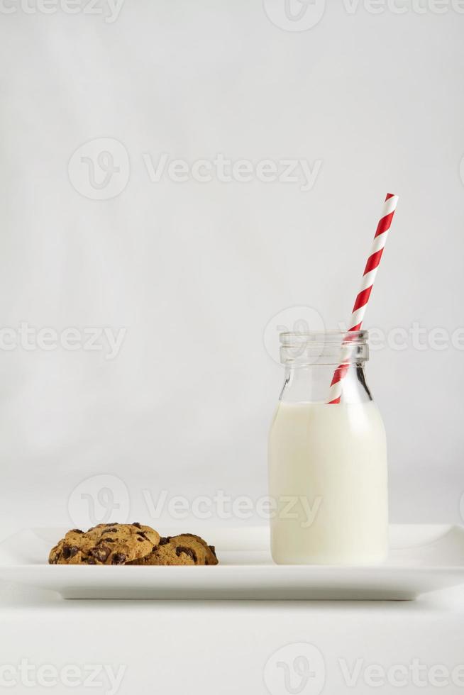 spuntino contemporaneo del latte e dei biscotti di natale per il verticale di Santa foto
