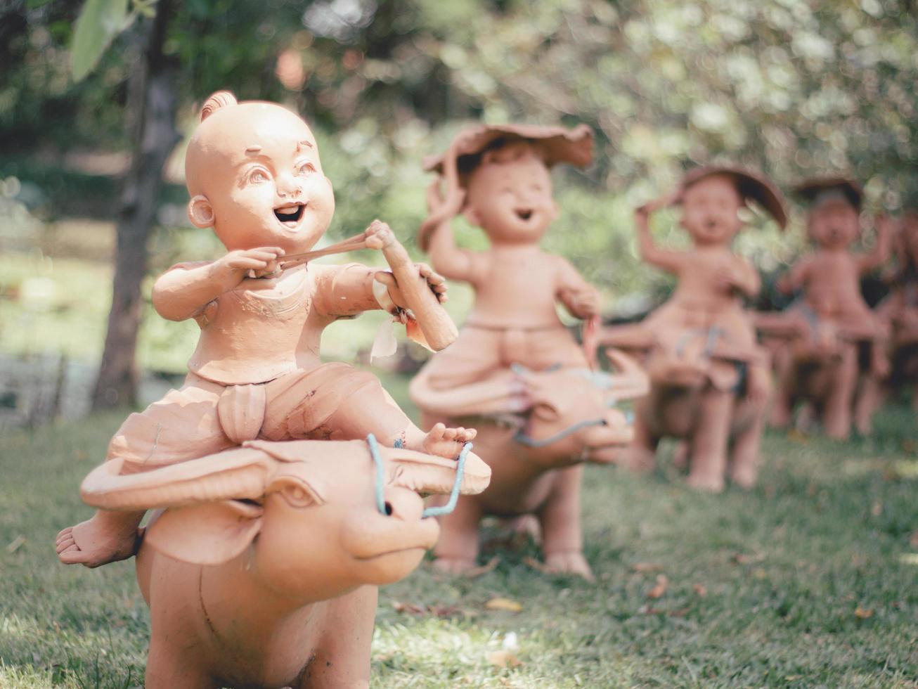 statue di bambini che giocano in giardino. foto