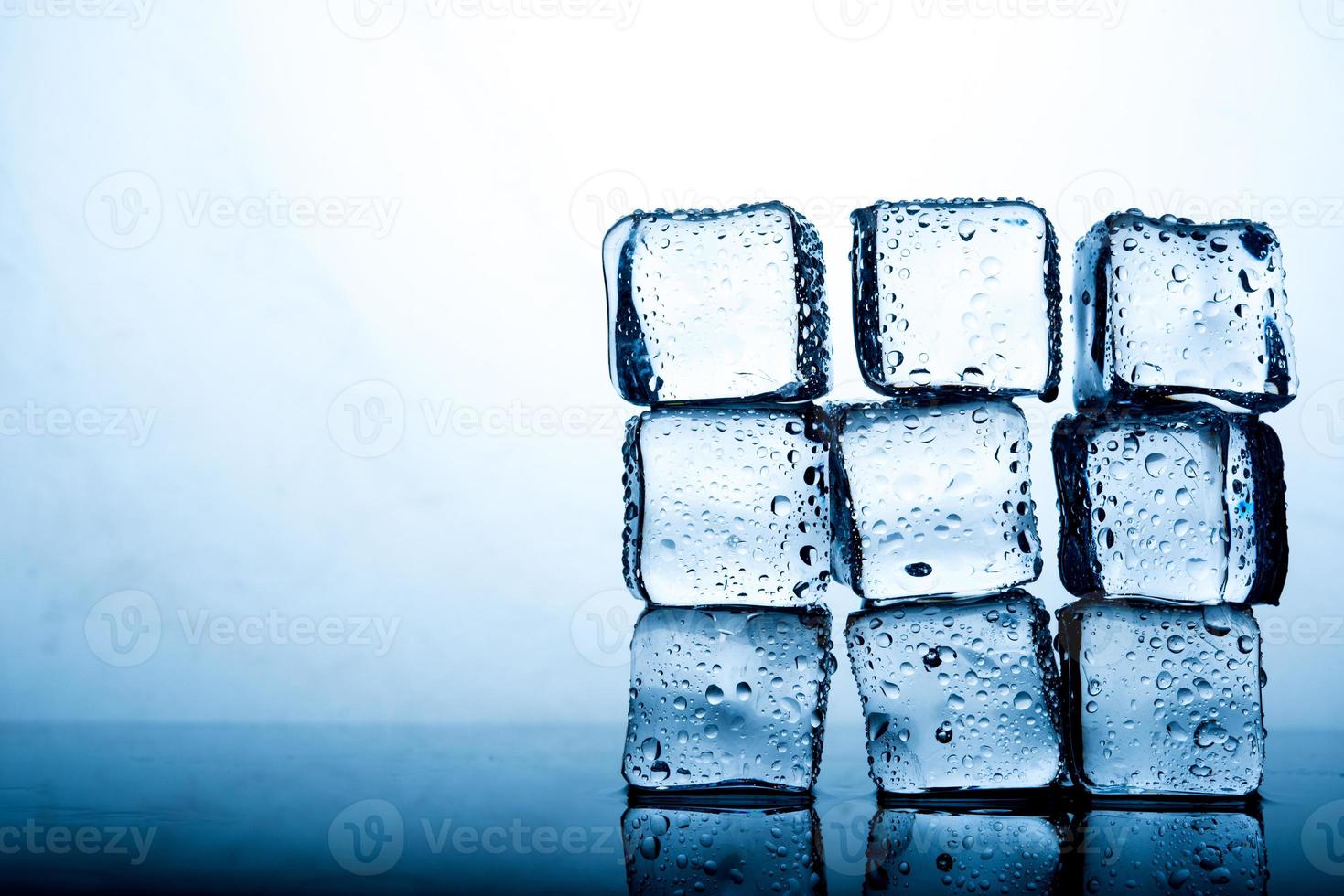 i cubetti di ghiaccio sono posizionati magnificamente. concetti di cibo e bevande color indaco ghiaccio adatti a tutte le età. foto
