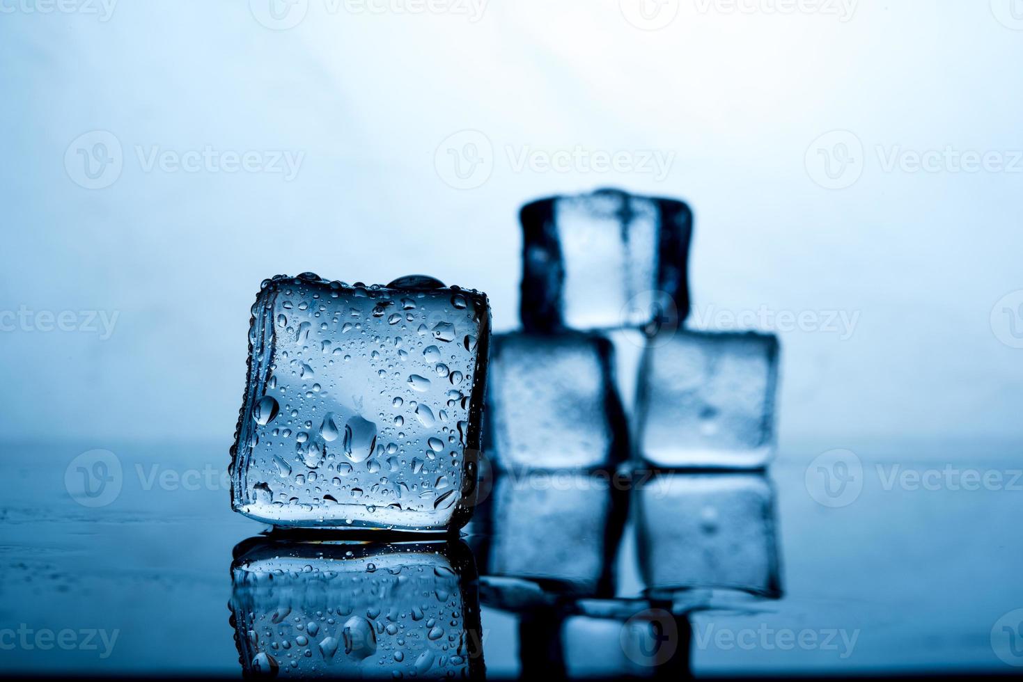 i cubetti di ghiaccio sono posizionati magnificamente. concetti di cibo e bevande color indaco ghiaccio adatti a tutte le età. foto