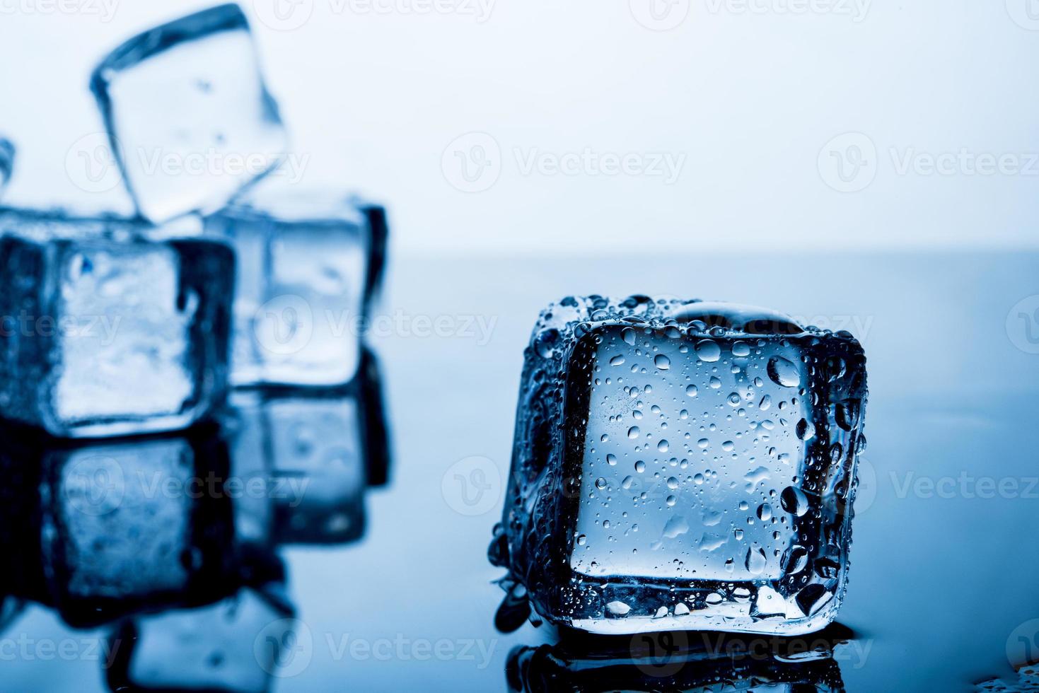 impacco di ghiaccio il risultato dell'acqua è prima che il ghiaccio accatastati diversi blocchi. l'origine dell'idea. e un bel layout. concetti di cibo e bevande fantastici foto