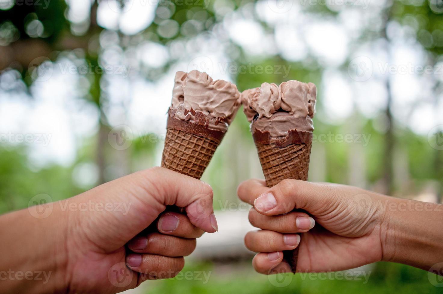 immagini a mano e gelato al cioccolato, concetto di cibo con spazio per la copia foto