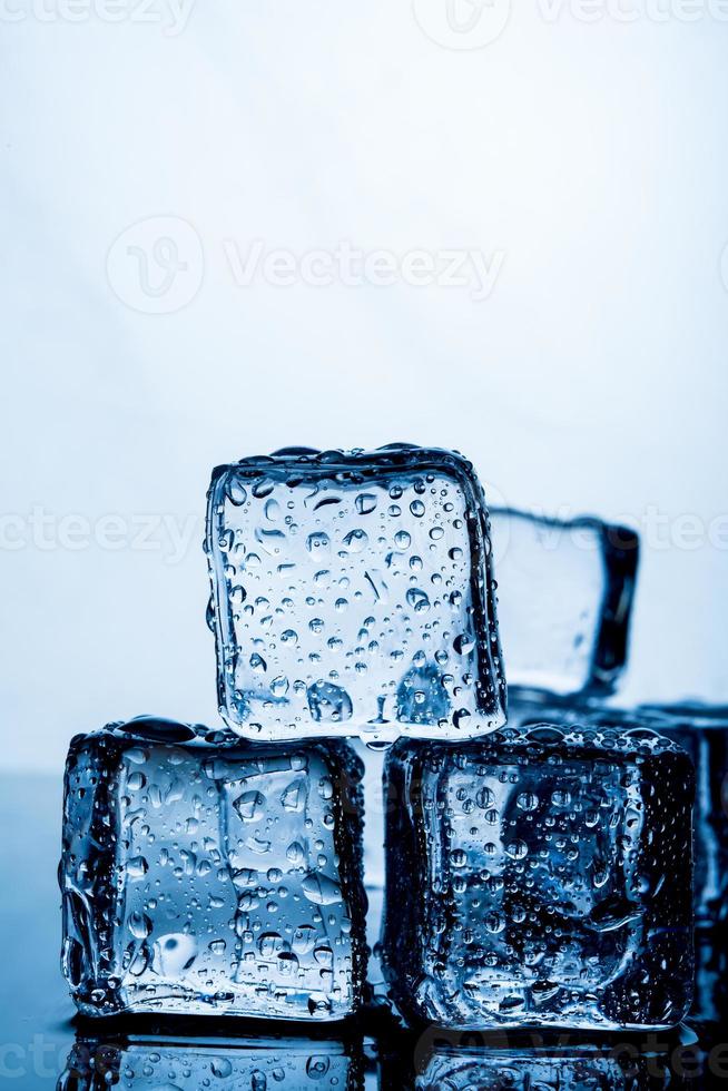 impacco di ghiaccio il risultato dell'acqua è prima che il ghiaccio accatastati diversi blocchi. l'origine dell'idea. e un bel layout. concetti di cibo e bevande fantastici foto